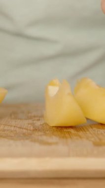 Dikey video. Dikey video. Kadın Dilimlenmiş Pepino Meyvesini Gösteriyor, Yakın Çekim.