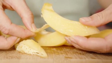 Kadın Pepino Meyve Dilimlerinin Derisini Soyardı.