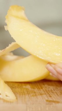 Dikey video. Dikey video. Kadın Pepino Meyve Dilimlerinin Derisini Soyardı.
