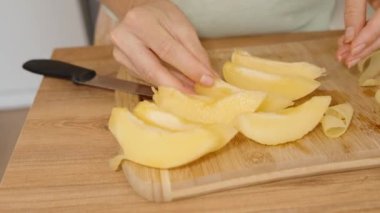 Pepino Meyve Kesme Tahtasında Dilimler, Derilerini Yüzen Kadın.