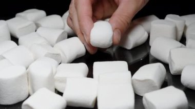 Yumuşak Şeker Şekeri, El Yumuşak Şeker Dokusunu Masaya Dağılmış Şekerli Şekerlemeler Arasında Sıkar.