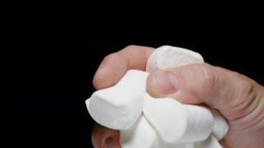 El Açgözlülükle Şeker Şekerleme Sıkar, ama Sonra Döker. Siyah Arkaplana Karşı Yavaş Hareket, Şekerleri Reddetme Kavramı.