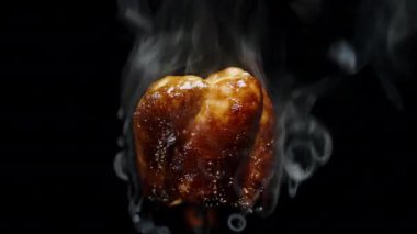 Siyah Yanmış Karamel Kabuğu, Siyah Arkaplan 'da Ateş ve Duman ile kaplı Çubukta Renkli Marşmelov Ateşe Yanar.