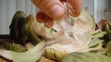 Erkek El Kesilmiş Enginar Parçalarını Masadan Alırken Kamera İçinden Kayıyor, Macro Dolly.