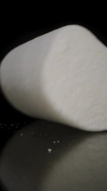 Dikey video. Siyah Masa 'dan Beyaz Şeker Şekeri almak. Dolly Kaydırıcı, Yakın plan.