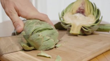 Tahta tahtada bir enginar kesmek, Sağlıklı Beslenme.