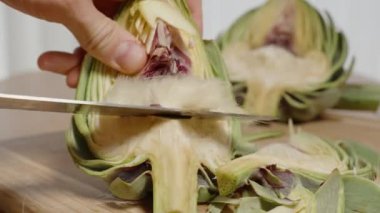 Bir enginarın İçindeki Kabarık Saçlar, Onları Bıçakla Kesmek ve Yakın Çekim Göstermek.