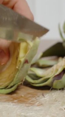 Dikey video. Yaprakların Enginar Parçalarını Temizlemek, Sağlıklı Bir Öğle Yemeği Hazırlamak.