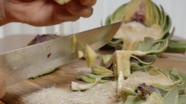 Adam Sağlıklı Yemek Pişirmek İçin Bir Enginar Hazırlıyor.