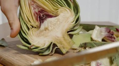 İnsan bir enginar hazırlar, her şeyi gereksiz kılar ve en lezzetli kısmı bırakır.