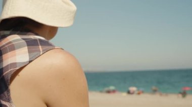 Güneş Şapkalı Kadın 'ın Deniz Kenarı Tatili' nin Keyifli Anıtı. Rahatlatıcı İnsanların Görünüşüne hayran olmak.