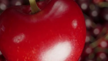 Kiraz Dönüyor ve Düşüyor Aşağıdaki Böğürtlen Yığını, Süper Yavaş Hareket, Makro Zoom.