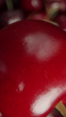 Dikey video. Vişne Dönüyor ve Düşüyor, Kadın El Yakalıyor. Süper Yavaş Hareket, Makro Zoom, Üst Görünüm.
