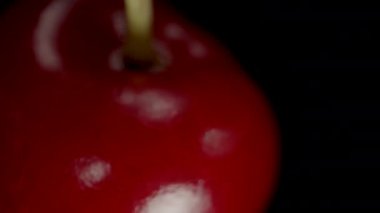 Yalnız Kiraz Dönüyor ve Düşüyor, Kara Arkaplanda Yalıtılmış, Dolly Zoom.