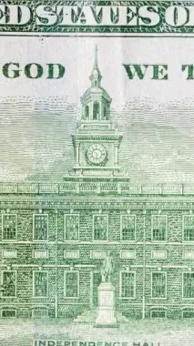 Dikey video. ABD Doları Faturalarının Ters Yüzü, Farklı Banknotlar Üzerine Yapıların Genel Bakışı, Stop-Motion, Yakın Çekim.