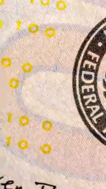 Dikey video. Farklı Amerikan Dolarları, Stop-Motion Zoom 'un yakın plan detayları. Varlıklı Amerikan Ekonomisi. Döngülü Video.
