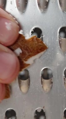 Dikey video. Erkek Ellerinde Taze Izgara Hindistan cevizi Ezmesi, Yakın Çekim Gösterisi.
