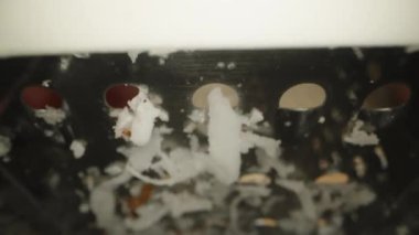 Makro Shots in a Hand Grater with Coconut Shavings, lift it and pour out on the table. Yavaş Hareket, Üst Görünüm.