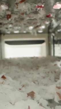 Dikey video. Kamera, Hindistan cevizi hamurunu rendelerken metal rendesinin içinde hareket ediyor. Dolly Kaydırıcı, Yakın plan.