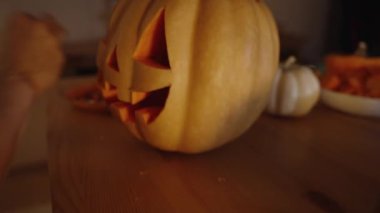 Cadılar Bayramı Büyüsü, Mum Işığı 'nın Karanlık Ev Ayarları' nda bir Jack-o 'Lantern yaratmak. Tatil Dekorasyonu Masasında Kabaklar.