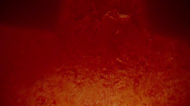 Jack-O 'Lantern, Kamera Parlayan Ağızdan Uçuyor, Macro Çekiyor ve Karanlıktaki Diğer Balkabakları Arşınlıyor. Geleneksel Cadılar Bayramı Sembolü.