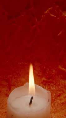 Dikey video. Cadılar Bayramı Gecesi 'nde Balkabağı Parıltısı, İçinde Mum Yanar, Macro Kaydırıcı. Jack-O 'Lantern' in yanında çok renkli balkabakları. Dolly Kaydırıcı, Yakın plan.