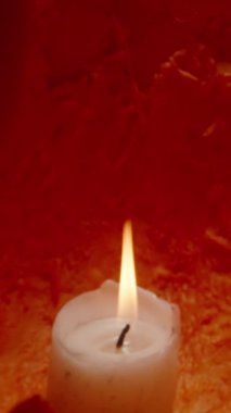 Dikey video. İçinde mum olan Jack-O 'Lantern, içinde kamera uçuşuyor, ve Pulp ve Balkabağı tohumları kusmuş gibi dökülüyor. Dolly Kaydırıcı, Yakın plan.