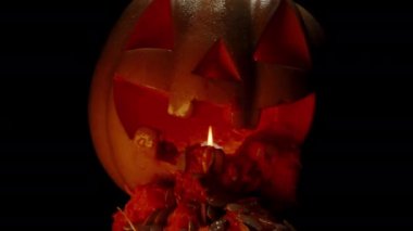 Terli Jack-O '-Lantern, Ağızdan dökülen tohumlar ve hamur şeklindeki bağırsaklar, İçerideki Kamera Hareketleri, Yakıcı Mum' u yakın çekim.