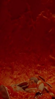 Dikey video. Fenerin İçinde Bir El, Pulp ve Tohumları Tutar ve Atar. Kamera içeride hareket ediyor, Macro 'yu çekiyor. Mumlar sunağı ve Karanlıktaki Ürkütücü Balkabağı.