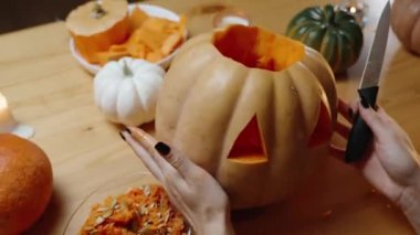 Cadılar Bayramı Kutlamaları ve Dekorasyonları İçin Bir Fenerin Arkasında Yürüyorum.