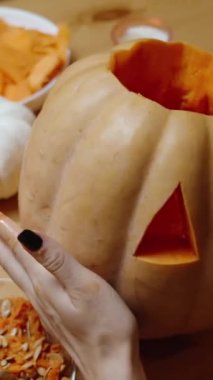 Dikey video. Cadılar Bayramı Kutlamaları ve Dekorasyonları İçin Bir Fenerin Arkasında Yürüyorum.