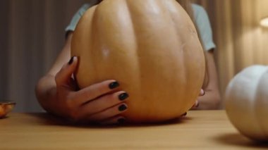 Fenerin içindeki Parlak Mum 'un Işığı' nı bir kadın yüzünü ileri çevirir. Evde Sıcak Bir Aile Gecesi.