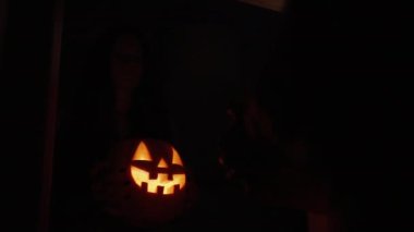 Aynadaki Bir Fener 'in Yansıması, Aynadaki Bir Kadın ve Cadılar Bayramı İçin Balkabağını Tutan Bir Büyü.