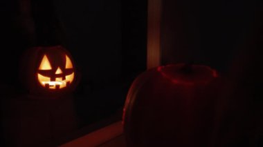 Jack-O 'Lantern, Kadın Ayna' nın Önünde Parlayan Balkabağını Tutar ve İçeriye Bakar,.