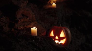 Karanlık Mağarada Balkabağı Jack-O 'Lantern, Kayalıklarda Mum Söndüren Rüzgar. Yaklaşan Ruhun Ürkütücü Atmosferi.