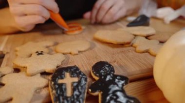 Balkabağı şekilli Kurabiyeyi Turuncu Buzlu Süsleme Süreci. Cadılar Bayramı için şekerler.