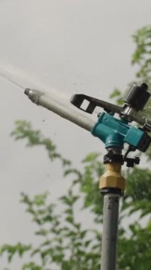 Dikey video. Bir fıskiye sisteminin çalışma prensibi dairesel bir hareketle suyu püskürtmektir..