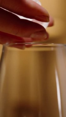 Dikey video. Kadın Elleri Bir Bardağa Buz Döküyor, Sıcak Atmosfer. Akşam Tarihi.