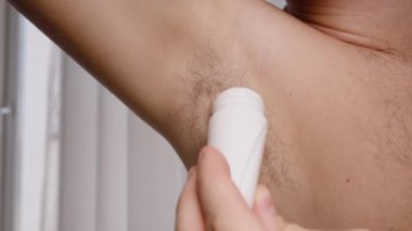 Bir insan koltukaltına deodorant ya da terleme önleyici sürer. Bu, hoş olmayan ter kokunuzu ortadan kaldırır ve gün boyunca terlemeyi azaltır, tazeliği ve temizliği korur..