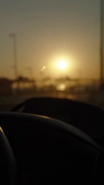 Dikey video. Gün batımında Sahil boyunca ağır çekim, Siluetli Çardaklar ve Palmiye Ağaçları Serene Evening Scene Oluşturuyor.