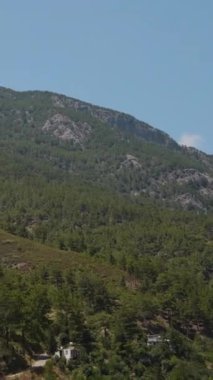 Dikey video. Verdant Hills ve Dağlık Arazi 'nin önünden geçerken, Bir Huzurlu Köy Sahnesi Arabanın Penceresinin önünde.