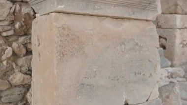 Zamanın Yıpranmış Antik Taş Yazıtları, Geçmiş Çağın Sırlarını Tutar, Kırsal Harabelere Karşı Söndürür.