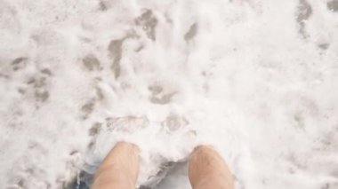 Çıplak Ayaklar Islak Kuma Batar Köpüklü Dalgalar Kumsalda Nazikçe Kucaklaşır Huzurlu Kıyı Anı Oluşturur.