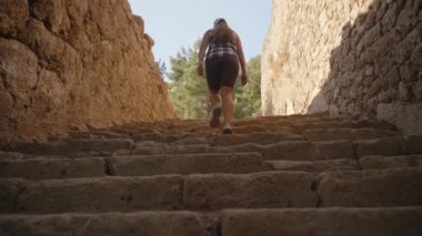 Eskiler 'in Adımları' na yükselen Kadın Amaçla Hareket eder, Tarihi Arazinin Zamansız Duvarları ile çevrilidir..