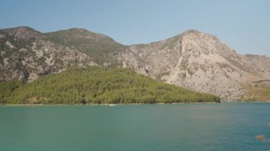 Heybetli Rocky Dağları, Serene ve Picturesque Arasındaki Turkuaz Gölü 'nün Geniş Görünümü Yavaş Çekimde Mükemmel.