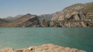 Rocky Dağları Tarafından Çerçevelenen Huzurlu Göl, Doğal Güzelliği Yansıtan Kristal Net Sular, Huzurlu ve Manzaralı Bir Arkaplan İçin İdeal.