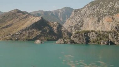 Turkuaz Gölü ve Rocky Dağları Hareket Eden Arabadan, Önde Uzun Çimenler, Sersemletici ve Değişen Manzarayı Gösteriyor.