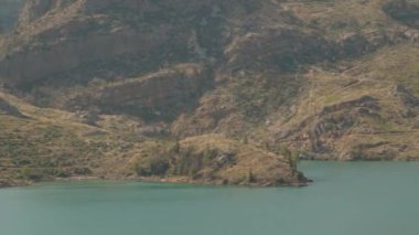 Engebeli Dağ yamaçları ve Huzur Gölü, Doğal Güzellik ve Dokuları Gösterme. Pano