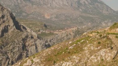 Uzak Dağ Köyü Engebeli Tepelerin Arasında Yaşayan Yüksek İrtifanın İzolasyonu ve Güzelliğini Vurguluyor.