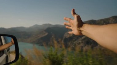 Arabadan Uzanmak, Geniş Dağ Görünümünü Kucaklamak, Uzakta Turkuaz Gölü, Özgürlük ve Maceranın Özünü Yakalamak.
